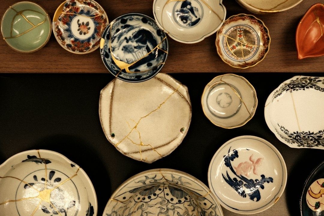 Gebarsten keramische schalen met goudkleurige kintsugi-lijnen